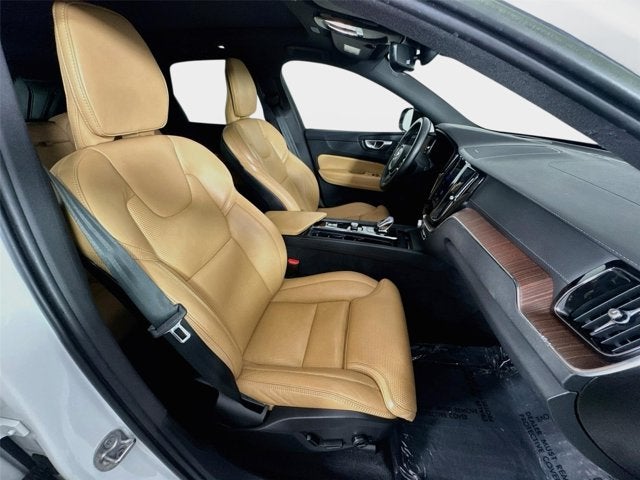2023 Volvo XC60 Recharge Plug-In Hybrid Ultimate Dark Theme