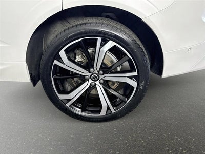 2023 Volvo XC60 Recharge Plug-In Hybrid Ultimate Dark Theme