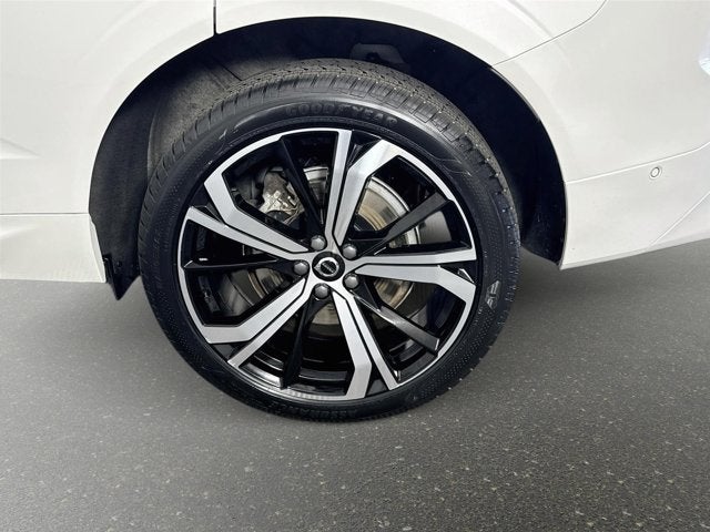2023 Volvo XC60 Recharge Plug-In Hybrid Ultimate Dark Theme