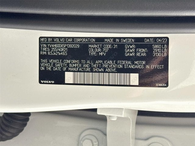 2023 Volvo XC60 Recharge Plug-In Hybrid Ultimate Dark Theme