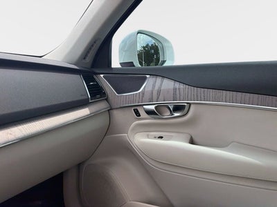 2025 Volvo XC90 Plug-In Hybrid Plus