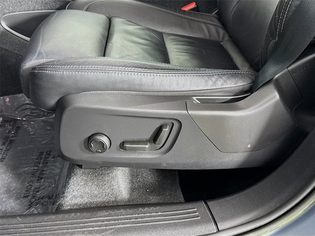 2023 Volvo XC40 Plus Dark Theme