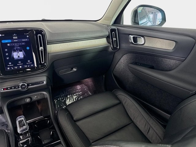 2023 Volvo XC40 Plus Dark Theme