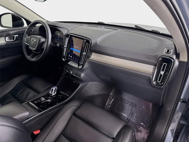 2023 Volvo XC40 Plus Dark Theme