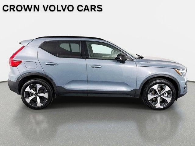 2023 Volvo XC40 Plus Dark Theme
