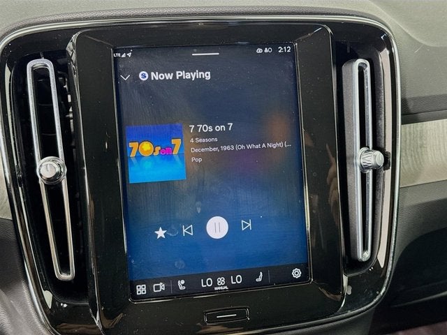 2023 Volvo XC40 Plus Bright Theme