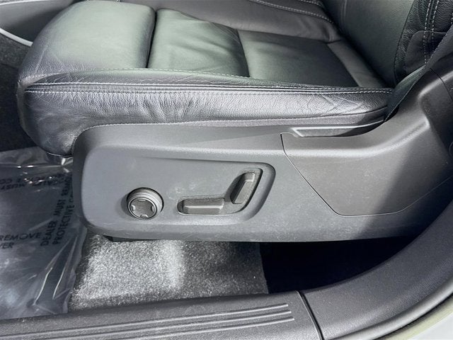 2023 Volvo XC40 Plus Bright Theme