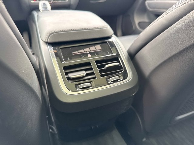 2023 Volvo XC60 Ultimate Bright Theme