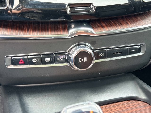 2023 Volvo XC60 Ultimate Bright Theme