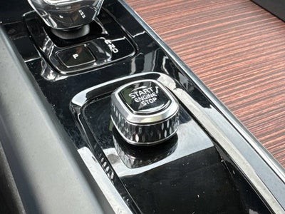 2023 Volvo XC60 Ultimate Bright Theme