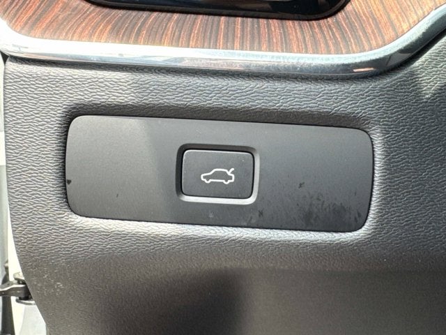 2023 Volvo XC60 Ultimate Bright Theme
