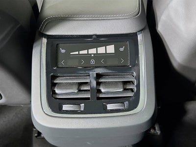 2023 Volvo XC60 Ultimate Bright Theme