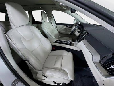 2023 Volvo XC60 Ultimate Bright Theme