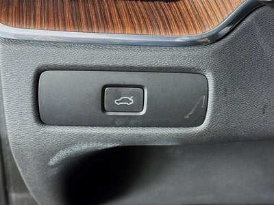 2023 Volvo XC60 Ultimate Bright Theme