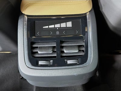 2023 Volvo XC60 Ultimate Bright Theme