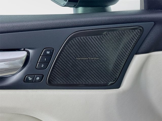 2023 Volvo XC60 Plus Dark Theme