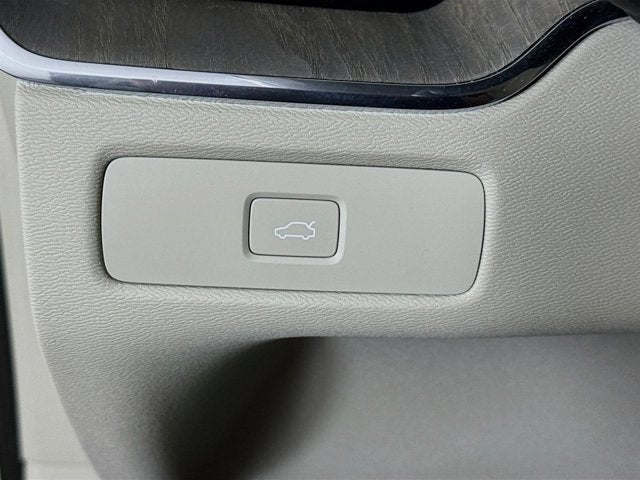 2023 Volvo XC60 Plus Bright Theme