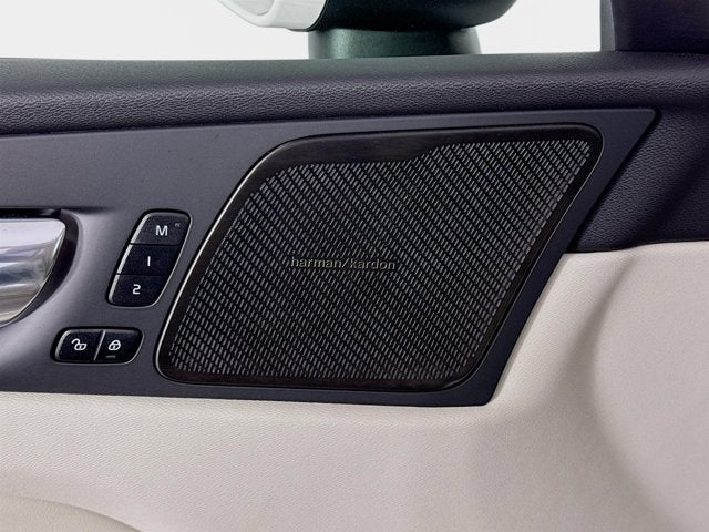 2023 Volvo XC60 Plus Bright Theme