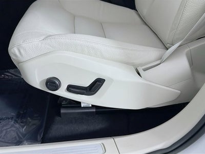 2023 Volvo XC60 Plus Bright Theme