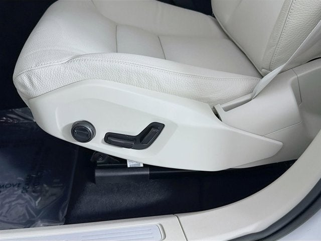 2023 Volvo XC60 Plus Bright Theme