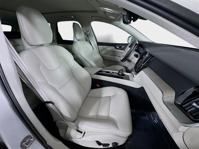 2023 Volvo XC60 Plus Bright Theme