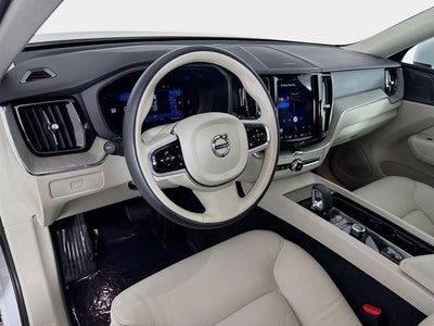 2023 Volvo XC60 Plus Bright Theme