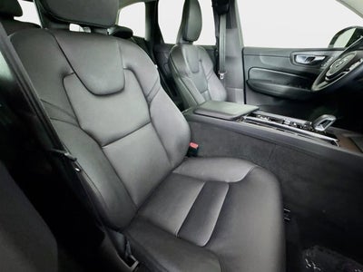 2023 Volvo XC60 Plus Dark Theme