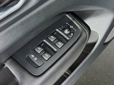 2023 Volvo XC60 Plus Dark Theme