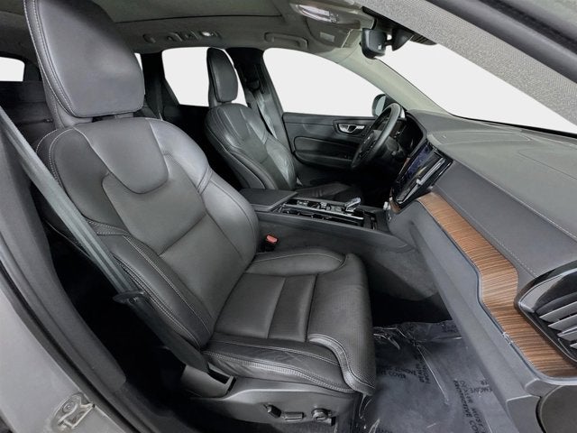 2023 Volvo XC60 Ultimate Bright Theme