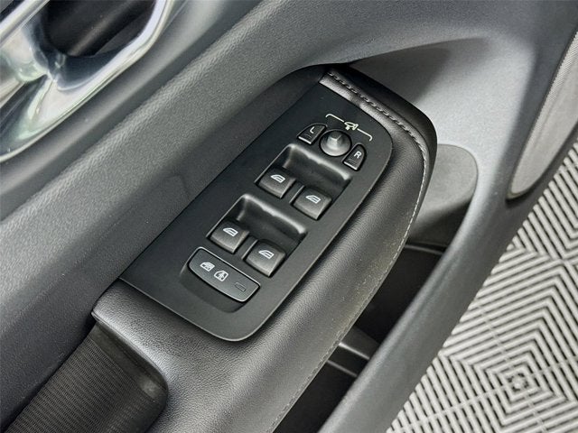 2023 Volvo XC60 Plus Bright Theme