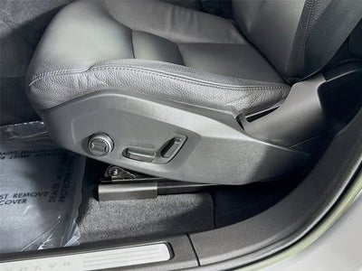 2023 Volvo XC60 Plus Bright Theme