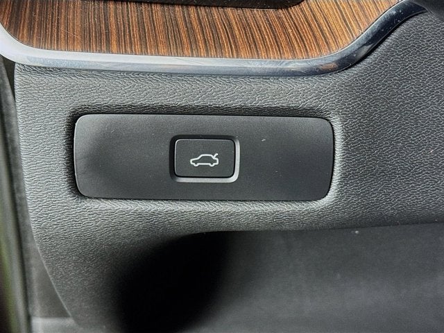 2023 Volvo XC60 Ultimate Bright Theme