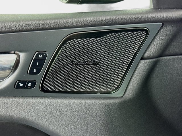 2023 Volvo XC60 Ultimate Bright Theme