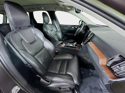2023 Volvo XC60 Ultimate Bright Theme