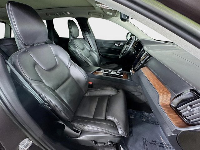 2023 Volvo XC60 Ultimate Bright Theme