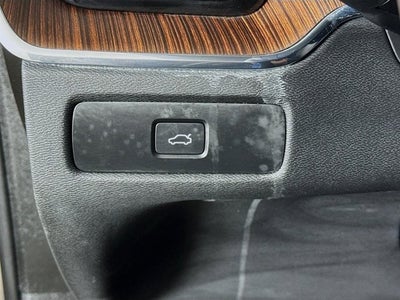 2023 Volvo XC60 Ultimate Bright Theme