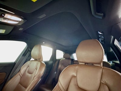 2023 Volvo XC60 Ultimate Bright Theme