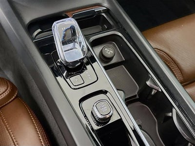 2023 Volvo XC60 Ultimate Bright Theme