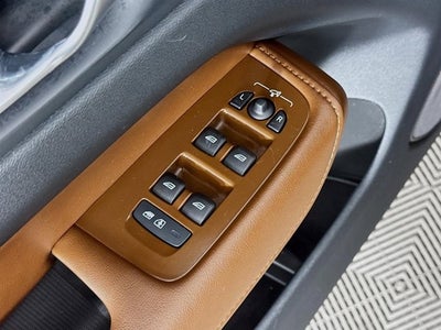 2023 Volvo XC60 Ultimate Bright Theme