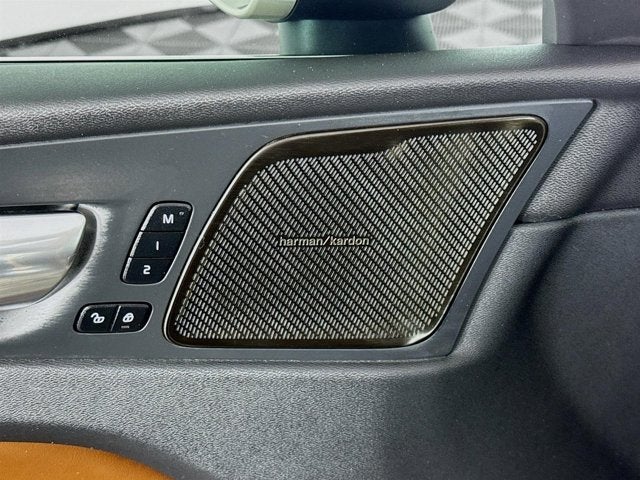 2023 Volvo XC60 Ultimate Bright Theme