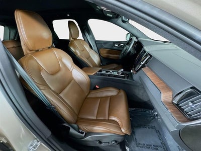 2023 Volvo XC60 Ultimate Bright Theme