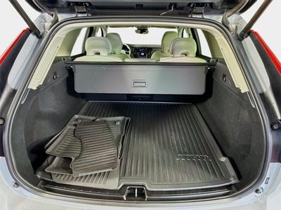 2024 Volvo XC60 Core Dark Theme