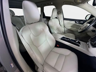 2024 Volvo XC60 Core Dark Theme