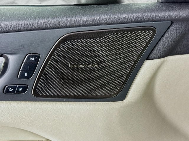 2023 Volvo XC60 Plus Dark Theme