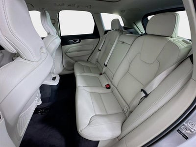 2023 Volvo XC60 Plus Dark Theme