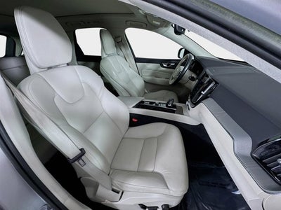 2023 Volvo XC60 Plus Dark Theme