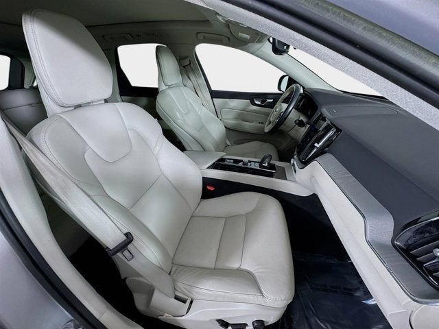 2023 Volvo XC60 Plus Dark Theme