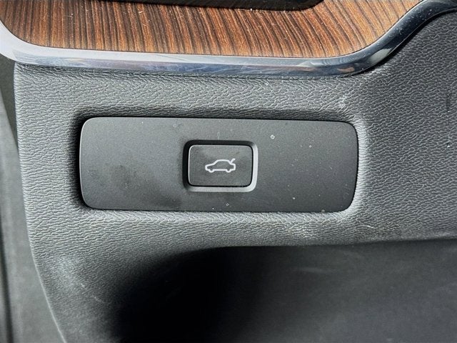 2024 Volvo XC60 Plus Dark Theme