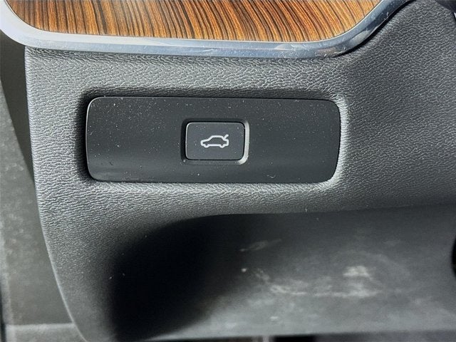 2024 Volvo XC60 Ultimate Dark Theme