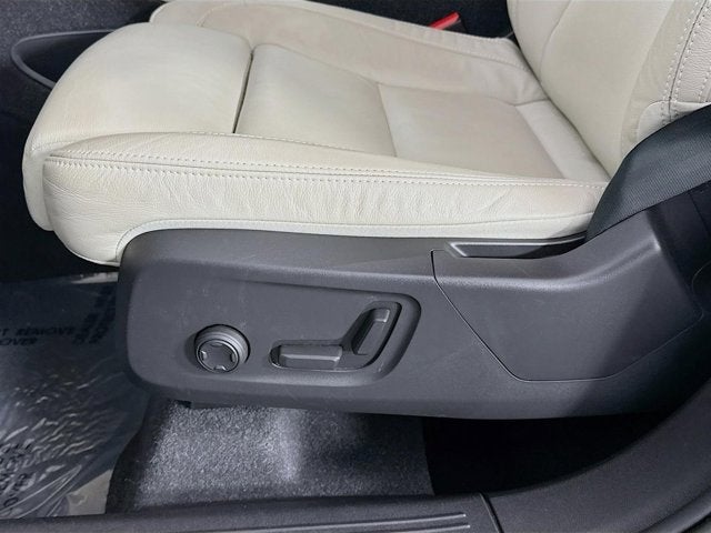 2023 Volvo XC40 Plus Bright Theme